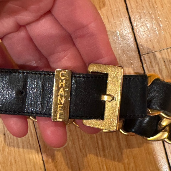 Chanel 1990s buckled leather and chain belt - Picture 3 of 7